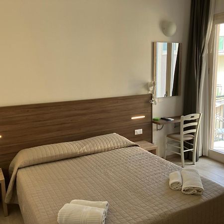 Hotel Bed And Book Rimini Esterno foto