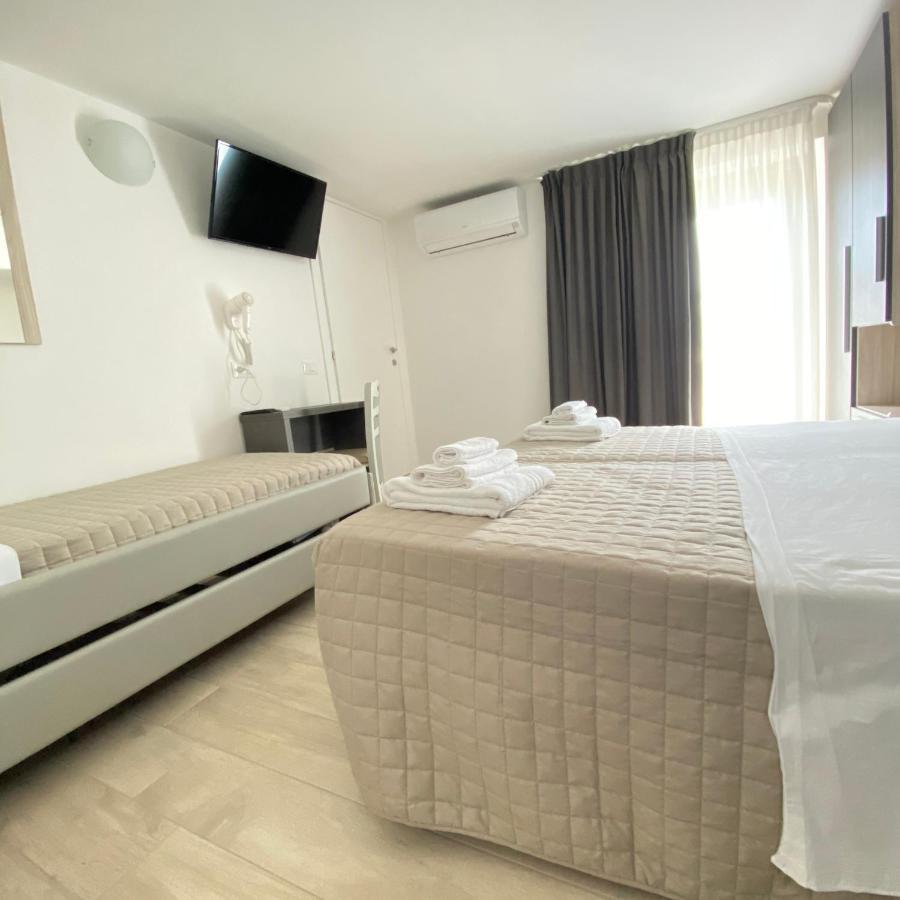 Hotel Bed And Book Rimini Esterno foto
