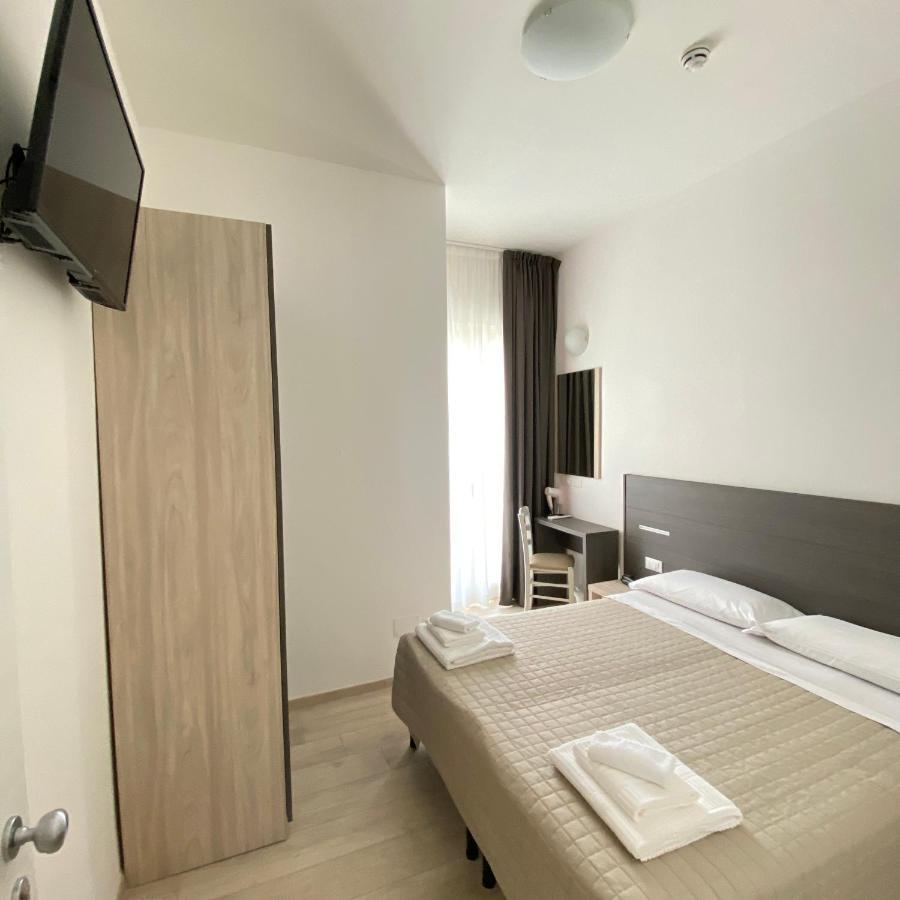 Hotel Bed And Book Rimini Esterno foto