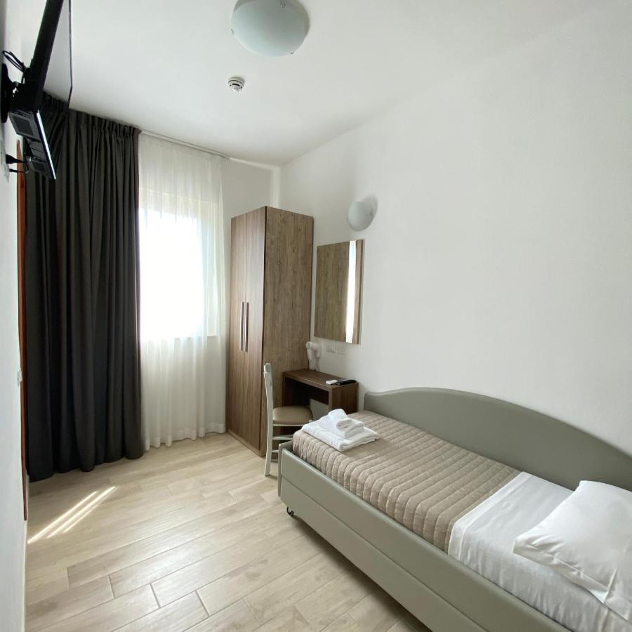 Hotel Bed And Book Rimini Esterno foto