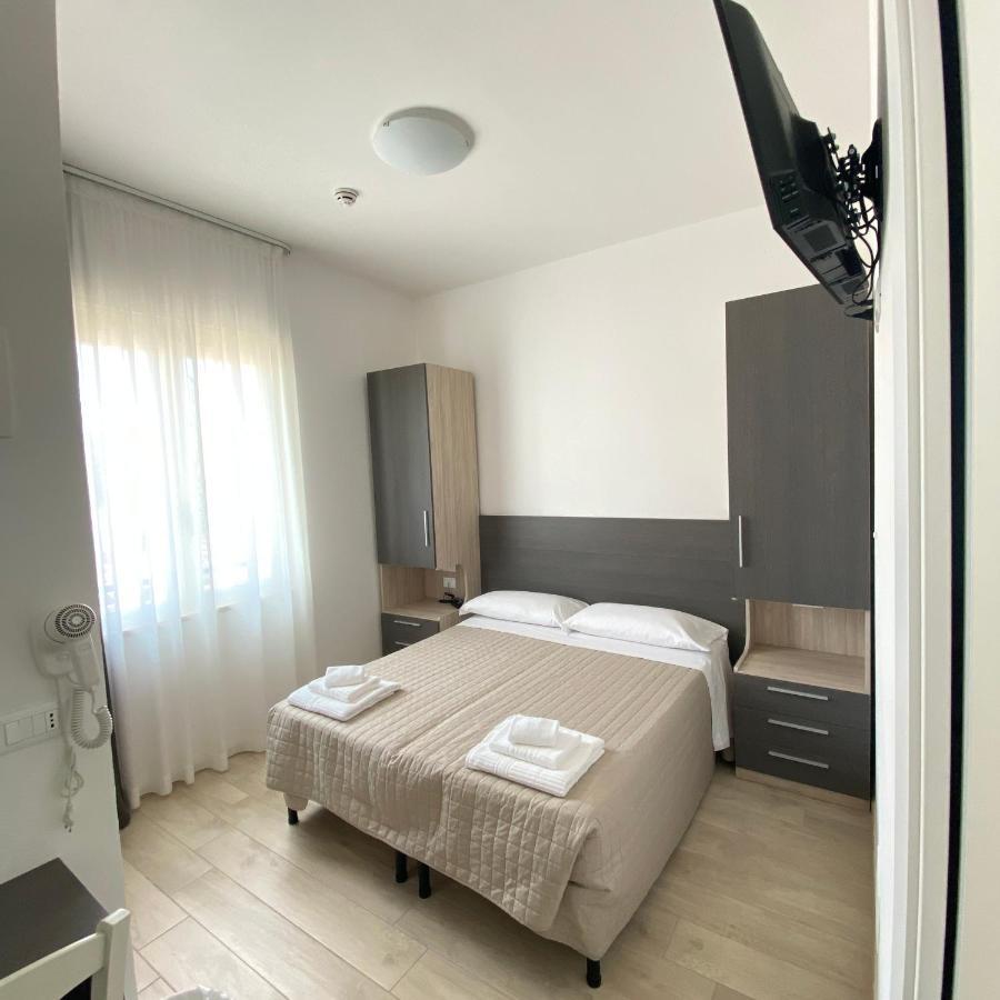 Hotel Bed And Book Rimini Esterno foto