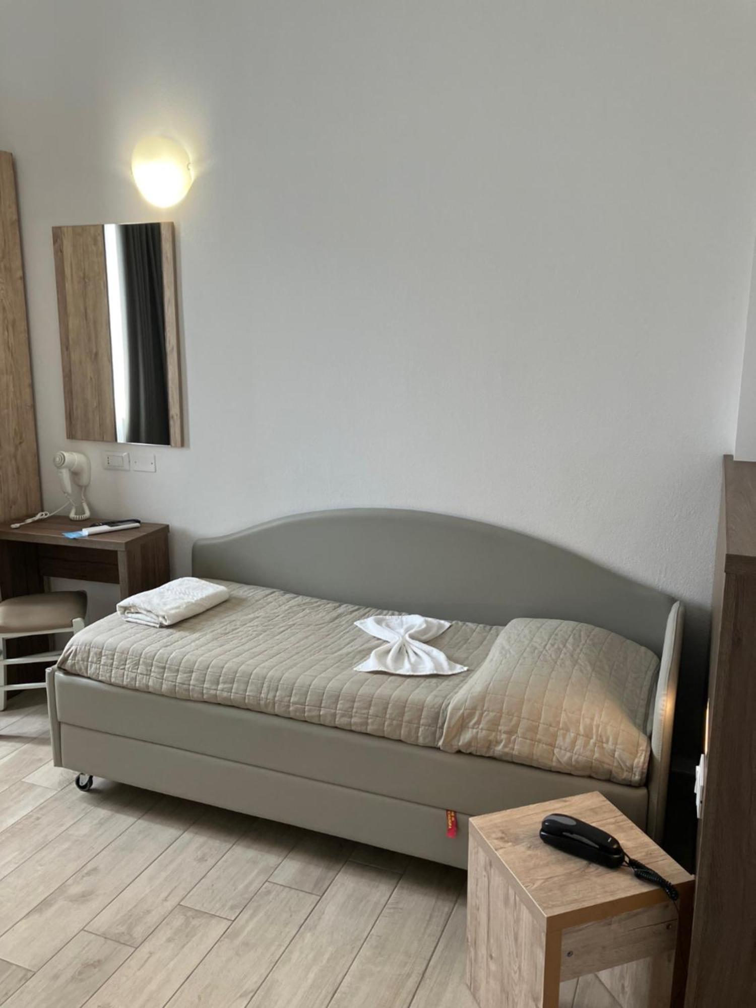 Hotel Bed And Book Rimini Esterno foto
